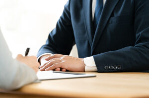 既存住宅の断熱リフォーム支援事業の申請をする男性