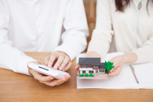 リフォーム費用のローンを検討する夫婦