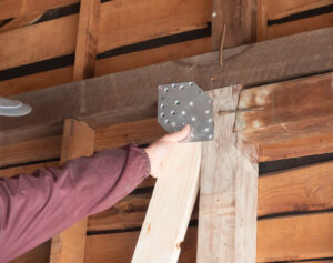 耐震リフォームで筋交いを入れる大工