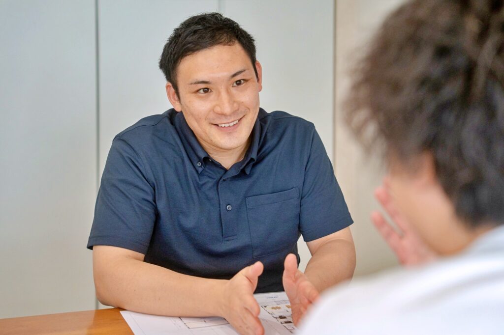 見学会をご案内する営業スタッフ