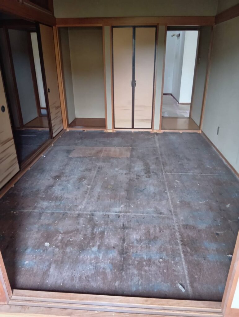 和室の床を含めて施工している様子